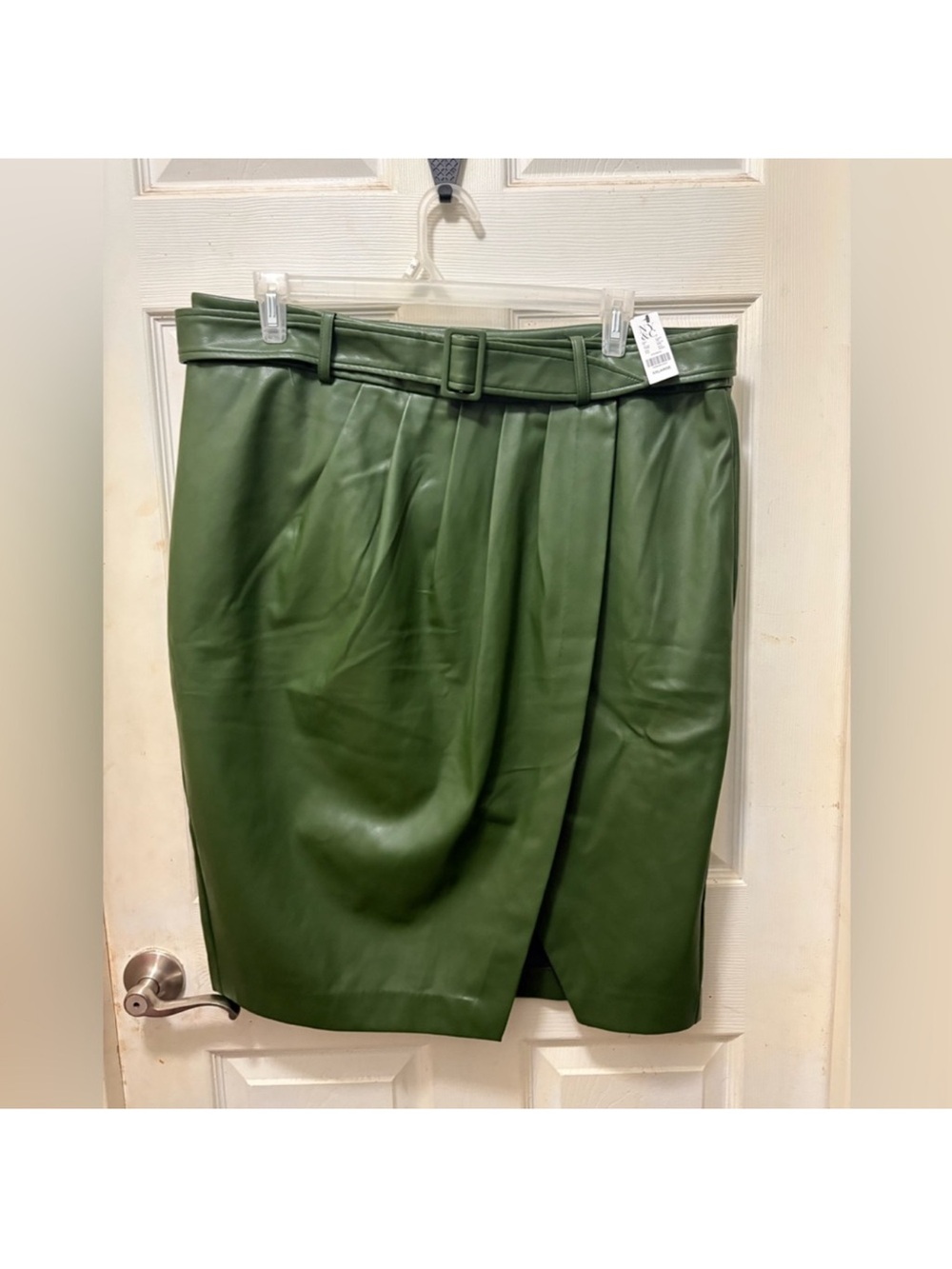 Women’s New York & Company Pine Green Vegan Leather Belted Skirt. Size XXL.